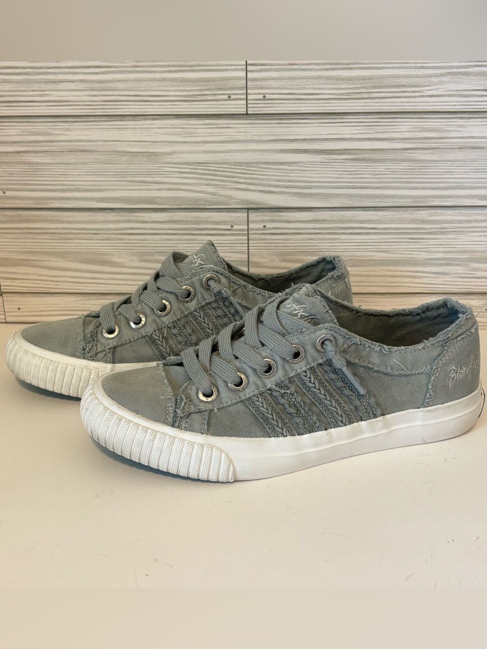 Blowfish Malibu Blaine Slip In Casual Sneakers Gray Frayed Size 6.5